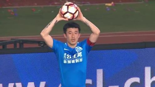 路演现场同学们感受到中国科幻带来的震撼后，纷纷表示期待电影上映，愿意加入;流浪地球计划为中国科幻发声！并且现场惊喜不断，哈尔滨站影迷赠送;哈尔滨红肠寓意票房长虹，苏州站、上海站方言朗诵原著片段引发全场爆笑